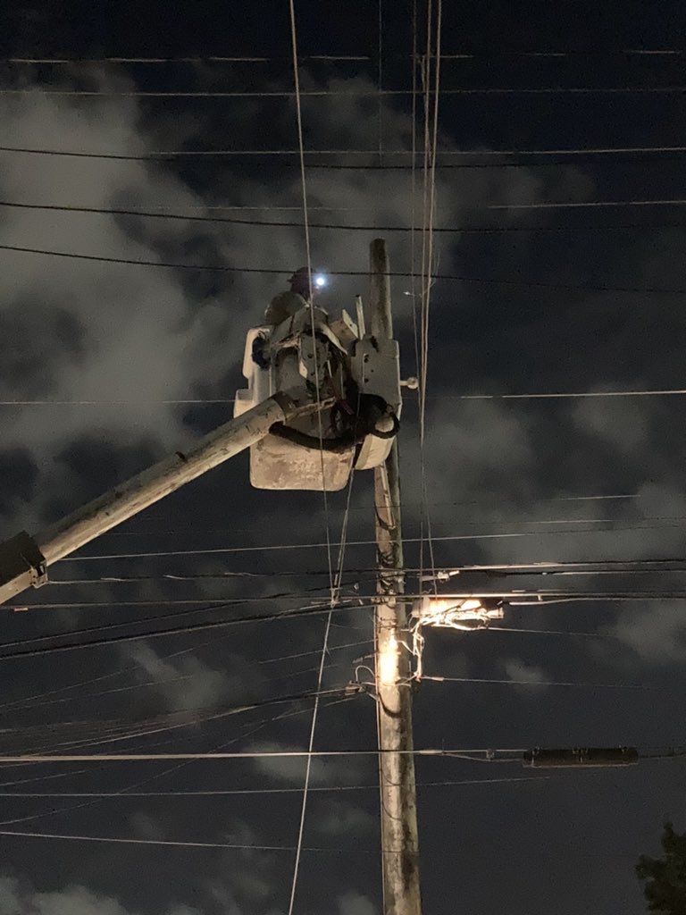 Excelente por <a href="/EdeesteRD/">Edeeste Dominicana</a> cambiaron las lámparas viejas por lámparas de led