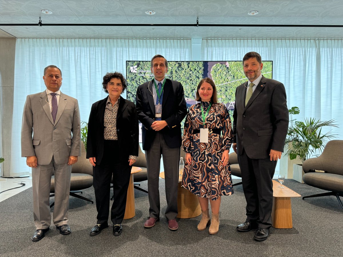 La #AlianzaDelPacífico participó en la Latin America Week 2004 de la universidad de St. Gallen de Suiza.

Durante la mesa redonda sobre la AP, se dialogó sobre las oportunidades y los retos a los que se enfrenta el bloque más allá del comercio.

👉 bit.ly/4fhGDMP