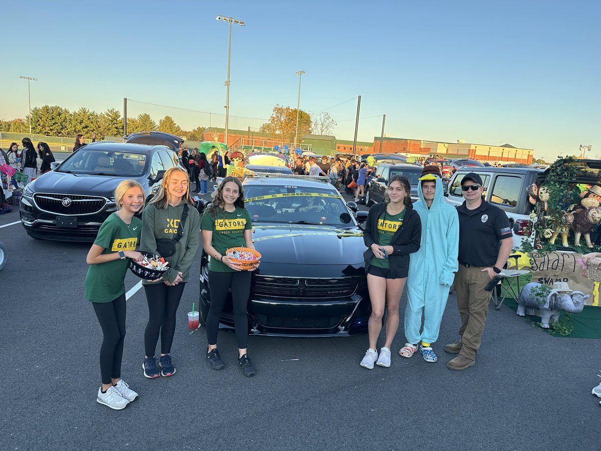 RPerry201's tweet photo. @GatorsXC Greenwood XC giving out candy at Gatorfest with Officer Bones and Sergeant Perry! #GreenwoodXC #Gatorfest https://t.co/2el2gkTcOy