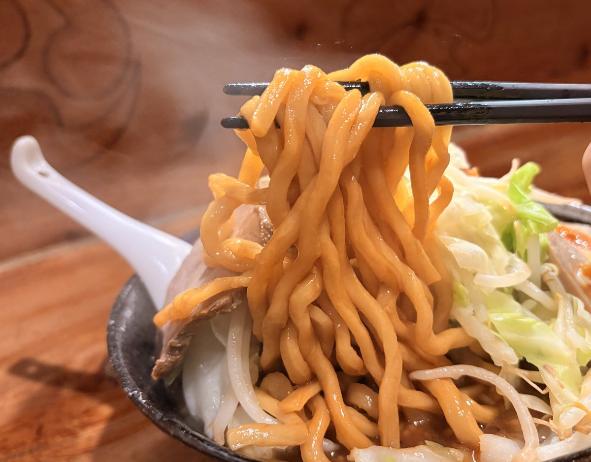 ra_men_dagaya's tweet photo. 🍜らけいこ 東片端店
📝ラーメン大盛(400g)+α

野菜不足な身体に最適な一杯😅（10/23分）
濃厚スープに負けない味玉さんは
ラーメンには欠かせないトッピング

揚げたチャーシューはスープに浸すのか
卓上の醤油ベースのタレを掛けて
食べるのか悩みどころ
デラ旨過ぎ😋
#らけいこ #らけいこ東片端店 https://t.co/CkN4QWfMoC