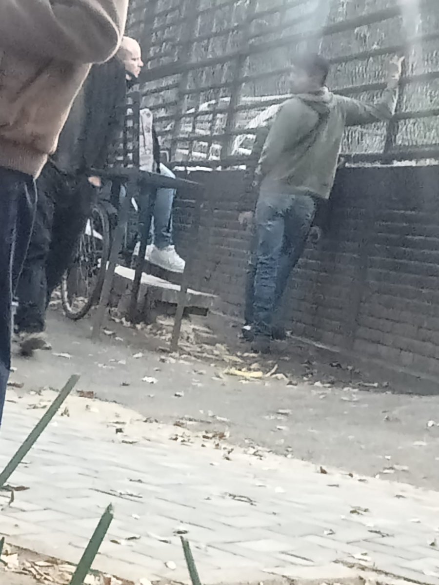 SSiga20's tweet photo. @BJAlcaldia ayuda estos warros que son de la alcaldía Benito Juárez no permiten que entrenen los niños a entrenar en el parque Xicoténcatl en la colonia álamos a ver si el alcalde nos puede ayudar esto debe de estar abierto al público en general y más a los niños https://t.co/j60H33gju9