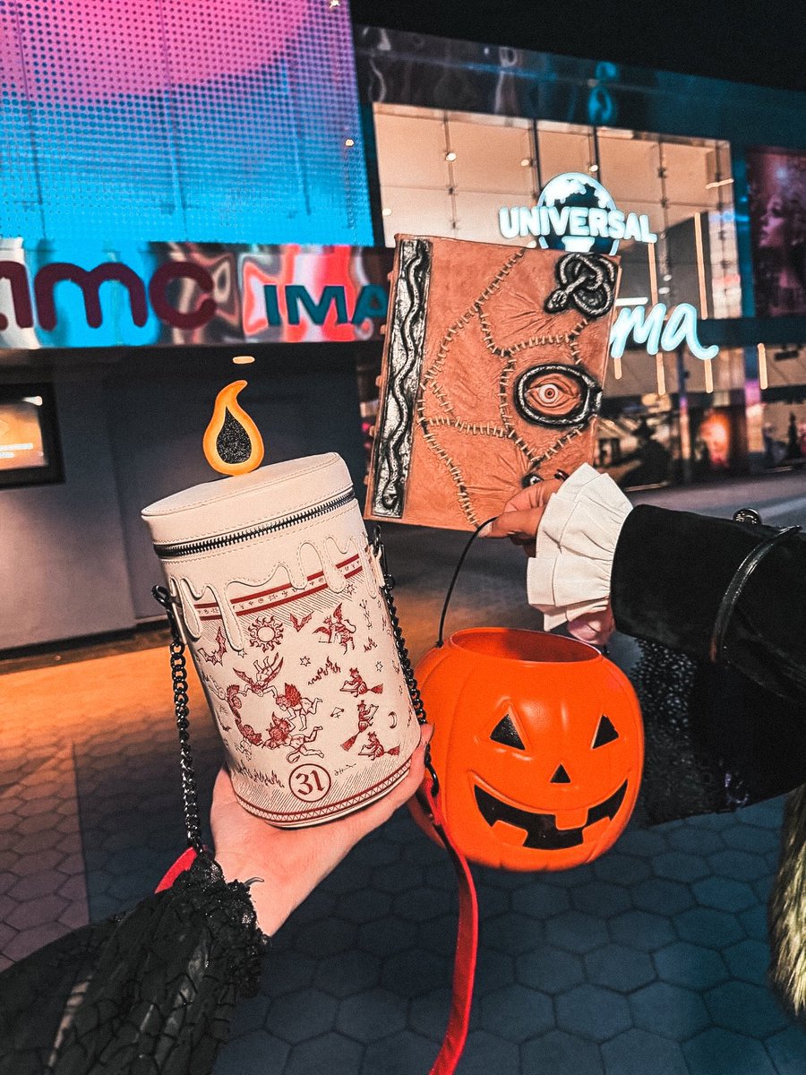 Got to Co-Host a special screening of Hocus Pocus with <a href="/van_kelsing/">van_kelsing</a> &amp; Dre Ronayne last night! Thank you <a href="/AMCTheatres/">AMC Theatres</a> for having us celebrate National Horror Day with you! 🫶🏼🎃🍿
