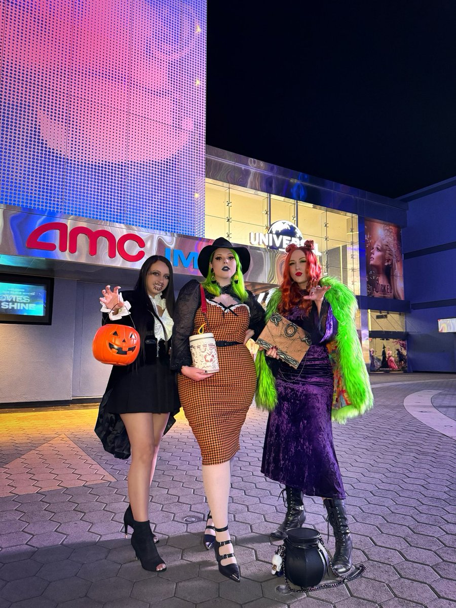 Lizzy_Cupcake's tweet photo. Got to Co-Host a special screening of Hocus Pocus with @van_kelsing &amp; Dre Ronayne last night! Thank you @AMCTheatres for having us celebrate National Horror Day with you! 🫶🏼🎃🍿 https://t.co/6tRqmbOYCc