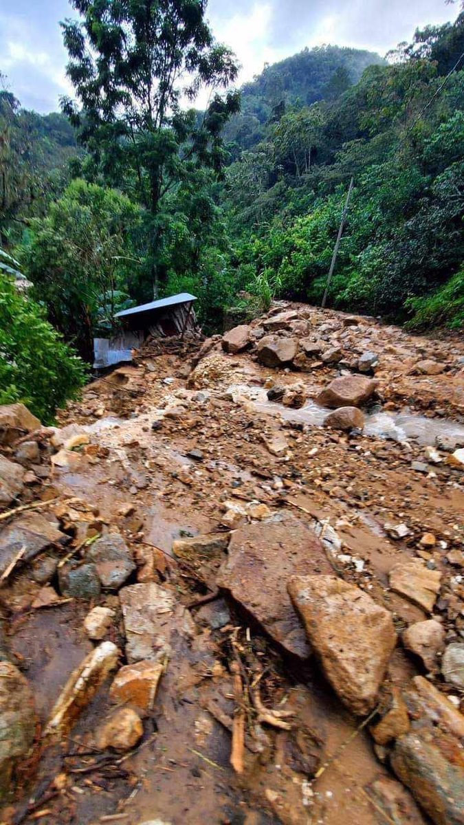 Imagen_Oax's tweet image. 📌🚨| Habitantes de la #SierraMixe, #Oaxaca solicitan ayuda tras el paso de la tormenta #Nadine 🌀

La Sierra Mixe, en el estado de Oaxaca, se encuentra en una situación crítica después del paso de la tormenta tropical Nadine. Los habitantes de la región solicitan el apoyo del…