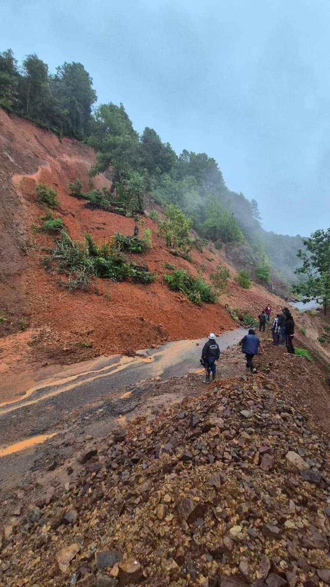 Imagen_Oax's tweet image. 📌🚨| Habitantes de la #SierraMixe, #Oaxaca solicitan ayuda tras el paso de la tormenta #Nadine 🌀

La Sierra Mixe, en el estado de Oaxaca, se encuentra en una situación crítica después del paso de la tormenta tropical Nadine. Los habitantes de la región solicitan el apoyo del…