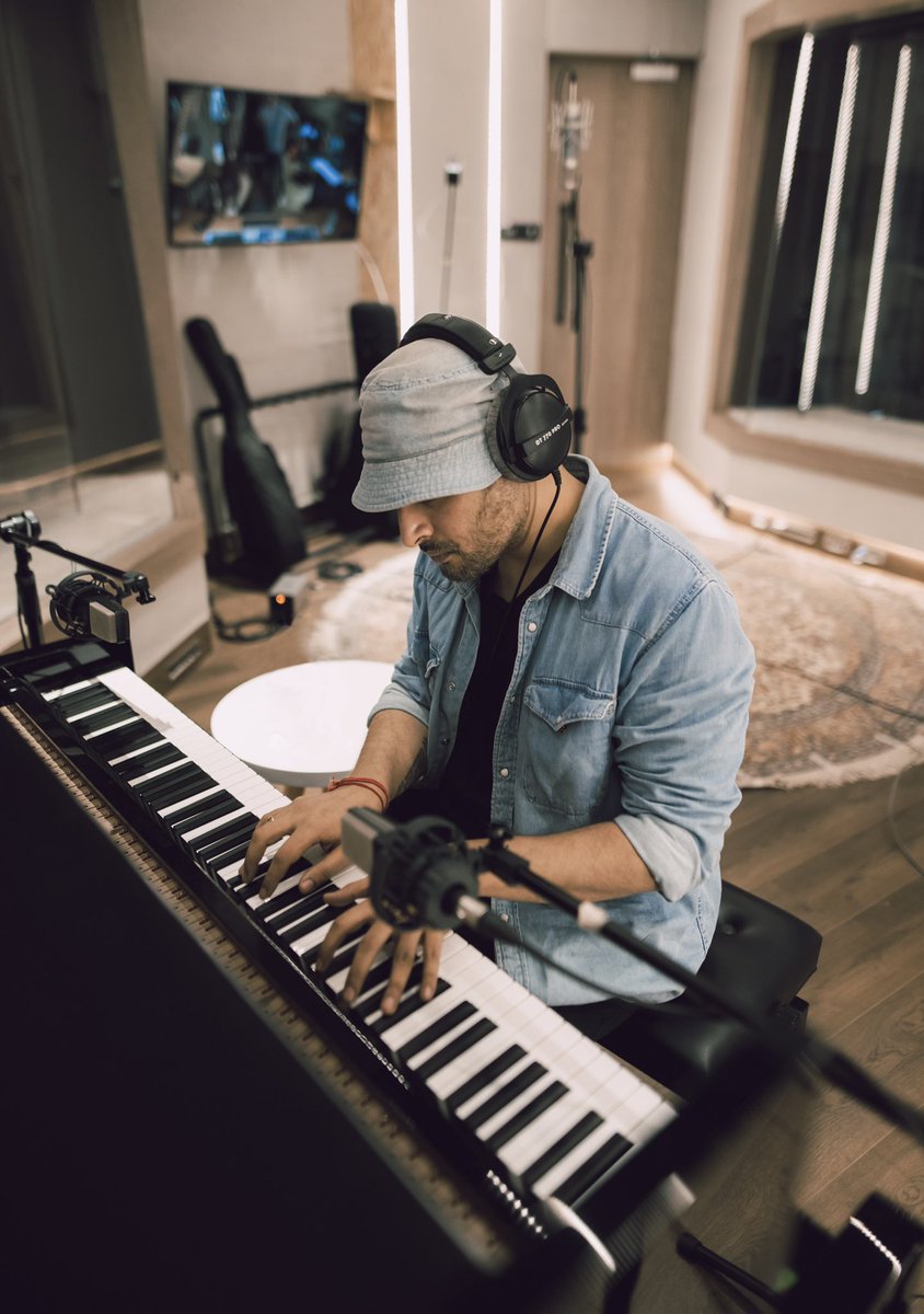 musicenbee's tweet photo. #studiosession 🎹🎵 https://t.co/FNczkRc59C