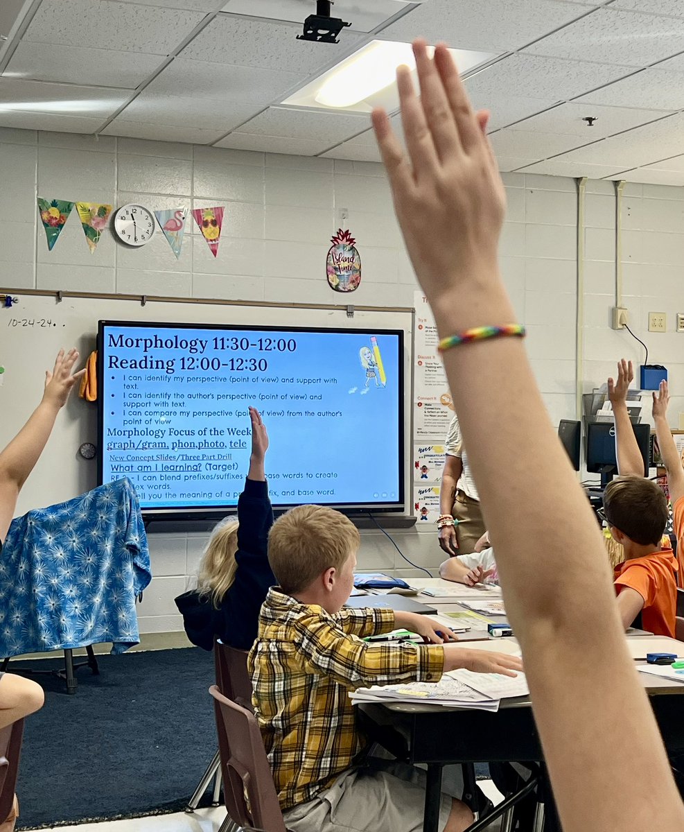 CarlenaSheeran's tweet photo. The 3rd grade #Bruins in Angela Stevenson’s classroom @LakewoodBruins learned the Greek base “tele” today which means distant or far. 🔭 Mrs. Stevenson brought a telescope to help them make a real-world connection.👫🏽 #HCSDifferenceMakers #IMSE #Vocabulary #Greek https://t.co/YhSc8iLSRj