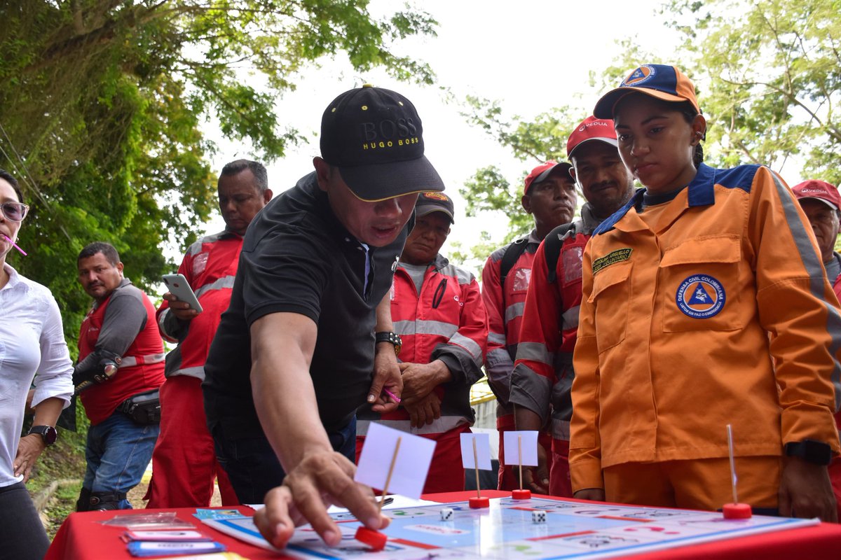 Veolia_Monteria's tweet photo. Durante el recorrido, generamos espacios educativos sobre el cambio climático, donde aliados estratégicos como @CorporacionCVS @monterialcaldia @upbmonteria Defensa Civil, Ejército, estudiantes y colaboradores aprendieron cómo impulsamos acciones de mitigación y adaptación. https://t.co/x7RpbpaPZV