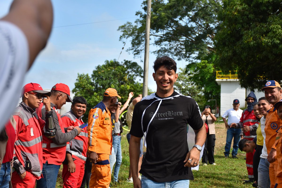 Veolia_Monteria's tweet photo. Durante el recorrido, generamos espacios educativos sobre el cambio climático, donde aliados estratégicos como @CorporacionCVS @monterialcaldia @upbmonteria Defensa Civil, Ejército, estudiantes y colaboradores aprendieron cómo impulsamos acciones de mitigación y adaptación. https://t.co/x7RpbpaPZV