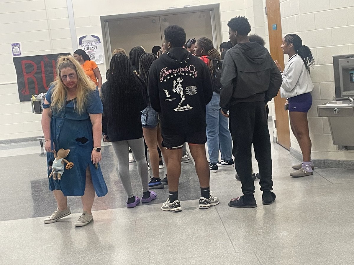 DrBrendaMack's tweet photo. Our Blazers loved this💜! #HauntedHallways. @RidgeView_StuCo https://t.co/5ZMw6EBUbW