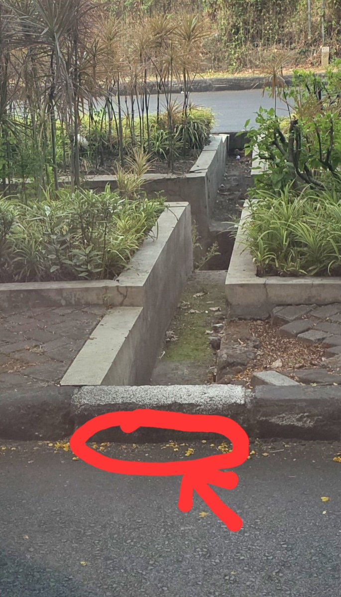 master_usil's tweet photo. @e100ss @SapawargaSby Depan ruko Rungkut Megah Raya, aspal ditinggikan lubang drainase tertutup gini, air hujan diminta lompat kah? Bgmn pimpro dan pengawas proyek? Harusnya jgn model O gitu, model U lubangnya, aspal naik tetap air bisa lewat. https://t.co/wvHQys5LnM