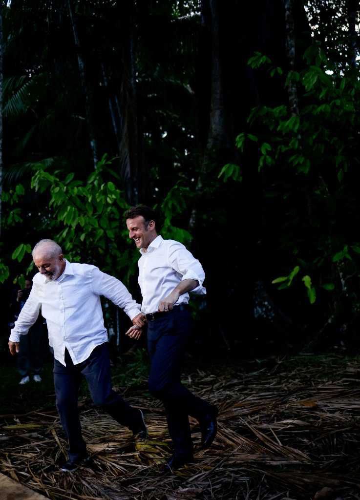 Despues de este paseo, tomado de las manos con Macron... Lula cambió su postura... literalmente 😁