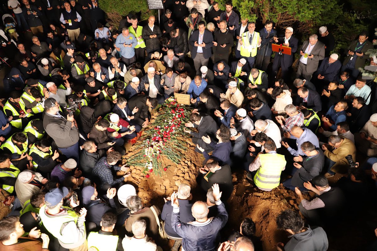osmansimsek_1's tweet photo. Son vaazı da öncekiler kadar muhteşem oldu. Onu uğurlamaya gelenler ne kadar vakur ve samimi, giyabi namaz ve dualarla kalben iştirak edenler ne denli içten ve vefalı idi. 

Rahîm Rabbimiz hepimizi Peygamber Efendimiz (sav) ile beraber havz-ı Kevser’in başında buluştursun.

Fotoğraflar: @ademyarslan 

#FethullahGüleneVeda 
#FarewellToFethullahGulen