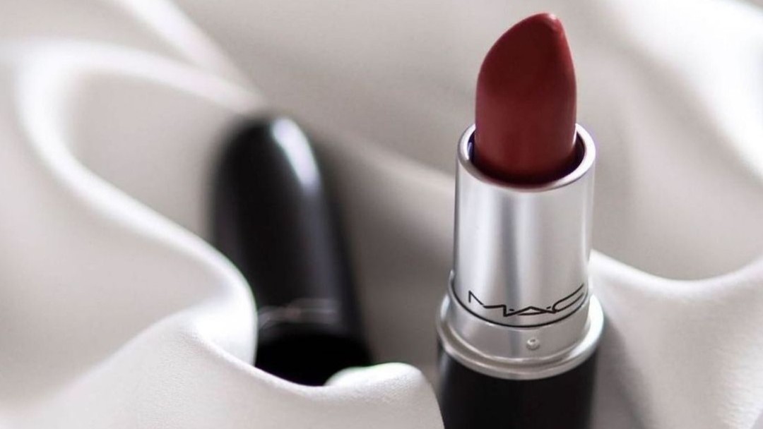 Eastgateshops's tweet photo. We never kiss and tell, but it’s no secret that the ultimate red lipstick is Ruby Woo from M·A·C Cosmetics. A classic matte shade that flatters every skin tone and adds instant glamour to any look💋💄😘
#SeeYouAtEastgate #MACCosmetics #RubyWoo #BeautyEssentials https://t.co/1gqUIYHvsL