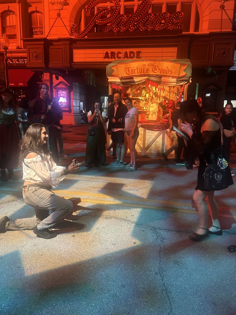 iEmmaSpook666's tweet photo. JUST GOT ENGAGED IN THE TORTURE FAIRE #HHN33 https://t.co/xKpWWSxHRJ