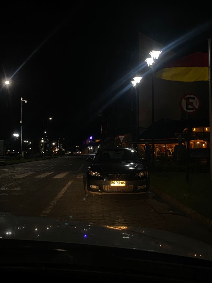 Estacionado contra el tránsito, ocupando la pista contraria en lugar donde está prohibido estacionarse justo frente al pedraplén… #PuertoVaras ⁦<a href="/Carabdechile/">Carabineros de Chile</a>⁩ ⁦<a href="/muniptovaras/">Municipio Puerto Varas</a>⁩