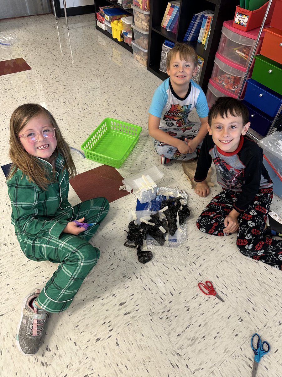 SCEJansen's tweet photo. We had a great time learning about penguins! We learned how to build a habitat with good insulation so our ice cube penguin will not melt! Testing the penguin ice cubes tomorrow! 🐧#wsdlearns #scesoars https://t.co/LfQkHiGSiY