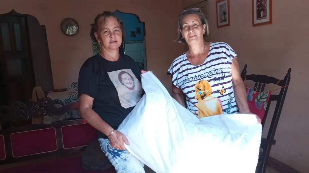 La delegación Mariana Grajales del bloque 78 de Moa llega a la #FMC para hacer entrega de donativos para los damnificados de Óscar. #MujeresEnRevolución