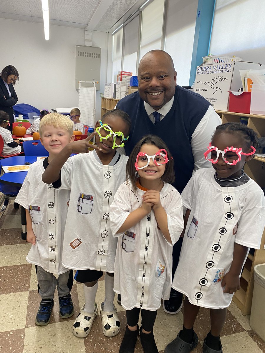 CCCS_School's tweet image. Fall visit from @GCC_Charters Superintendent @gcc_jsample . We loved showing him all the amazing things we are doing with learning!  #gcc_charters #cccstk8 #phoenixes #ckh #pbis #gcc_teamup