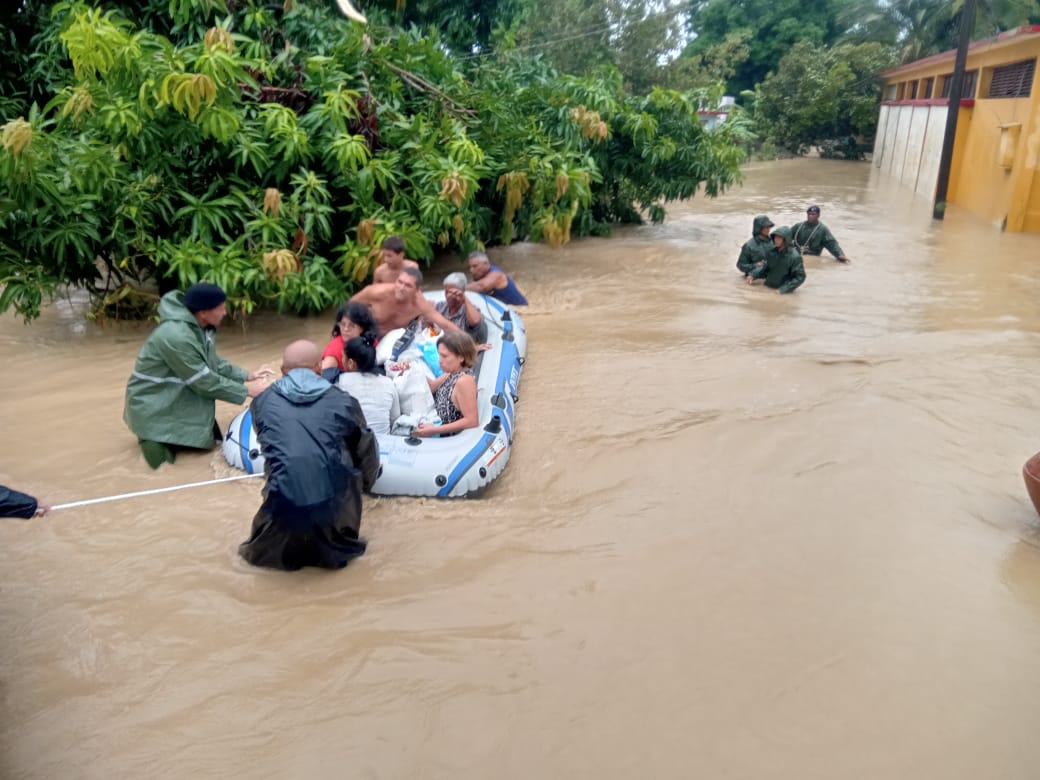 Junto a las #FAR, las fuerzas del #MININT con el pueblo guantanamero, asumiendo acciones por salvaguardar la vida, los bienes de las familias y los recursos de los municipios más afectados en Guantánamo. Seguirán llegando refuerzos y solidaridad. #UnidosPorCuba #FuerzaGuantánamo