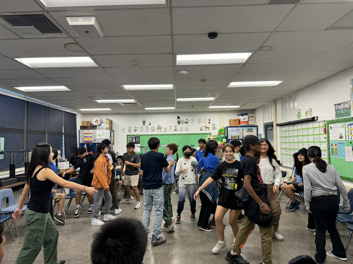 HistoryFrog's tweet photo. Hoppy #CommunityCircles Had fun working on our #SketchNoting on our fancy new clipboards! @FirstAveMS @ArcadiaUnified #HistoryFrogClass🐸 #HistoryTadpoles https://t.co/pZIAXUSItc