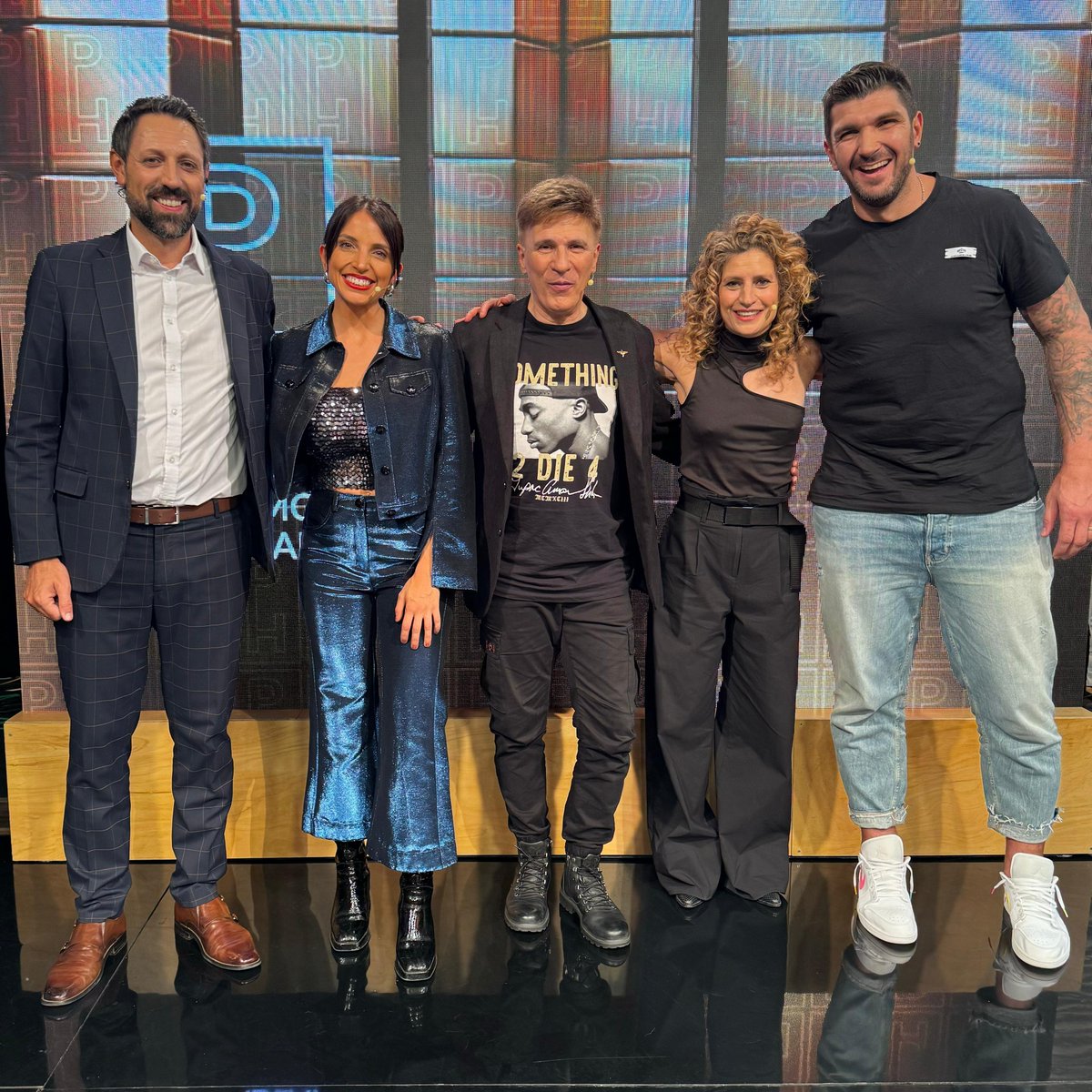 Canal4_UY's tweet photo. ¡Quinteto pronto! 👍🏼😎 Ya empezó otra noche de diversión y emociones en #PHUruguay, con @Elcammarota, @jimesaba, @anapecadora, @BatistaEsteban y @AldoMartiinez 🗣️ https://t.co/aDRcWGt7E0