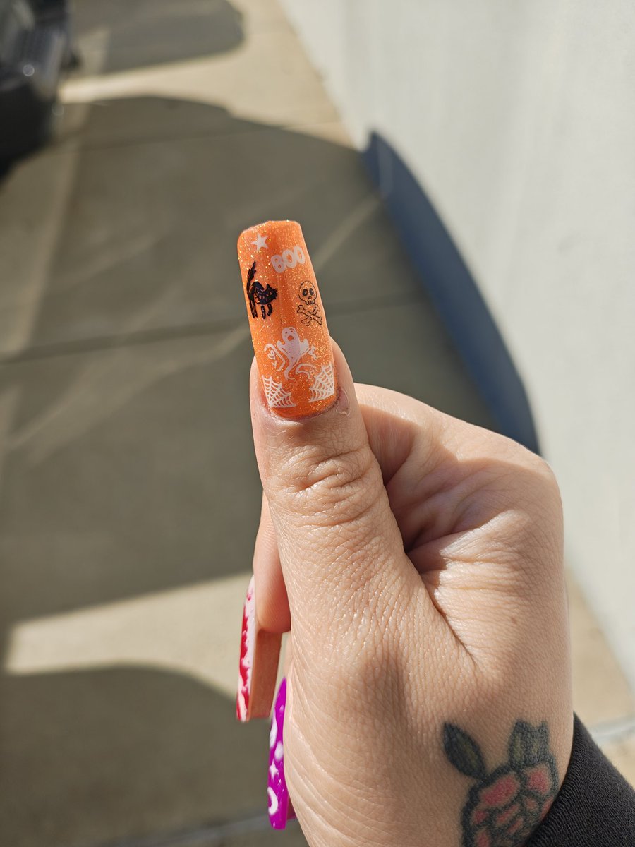 astroaddy's tweet image. Ughhh. I just love doing my own nails sometimes. 😅😍🔥🎃💅🏼 #halloween #nails #diynails #wegotnailsathome