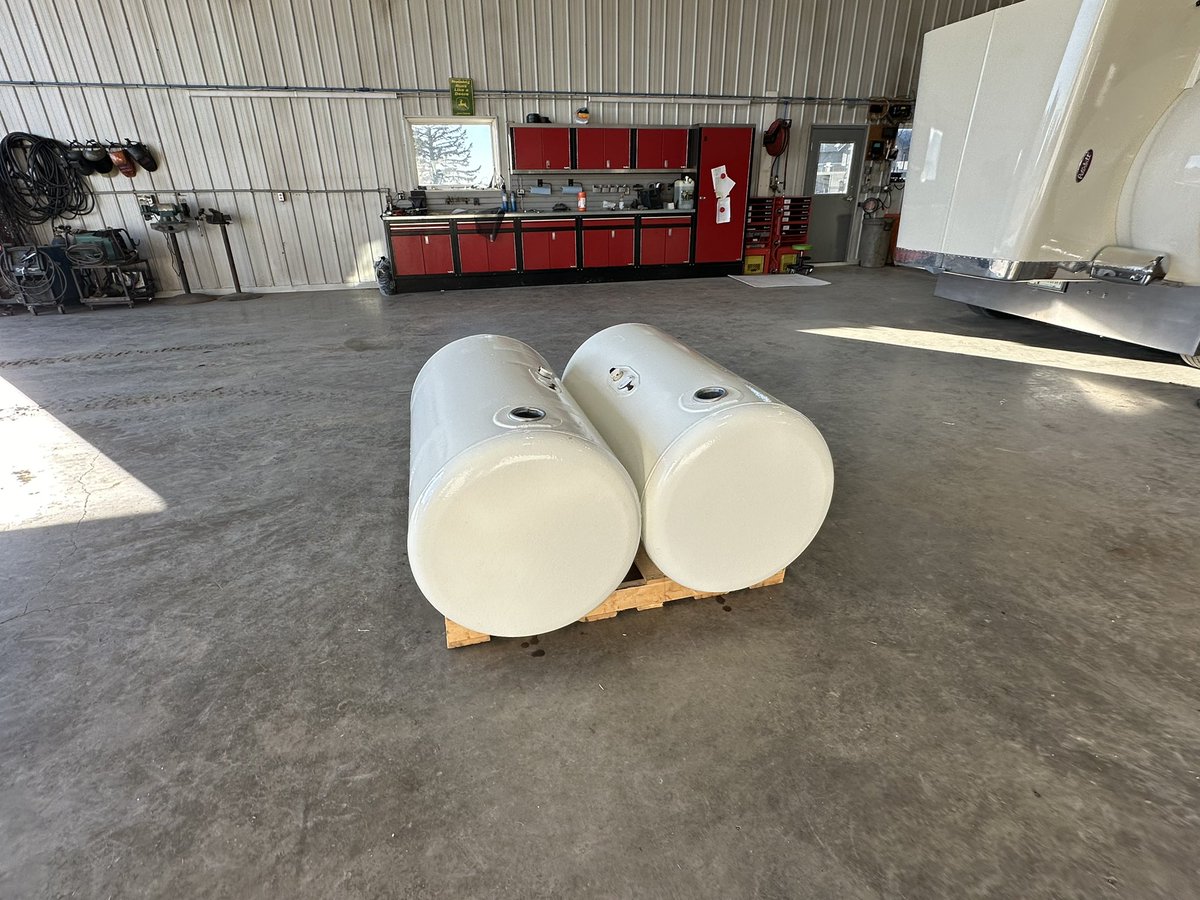 Plantmore1's tweet photo. For sale: Peterbilt 48” fuel tanks. 125gal. Only on truck for 2 months. Like new. Have white rubber coating on them, will hold up to gravel. Tanks were $1500 each new, $800 a piece to coat them. Make me an offer. https://t.co/zWhrSPDPm5