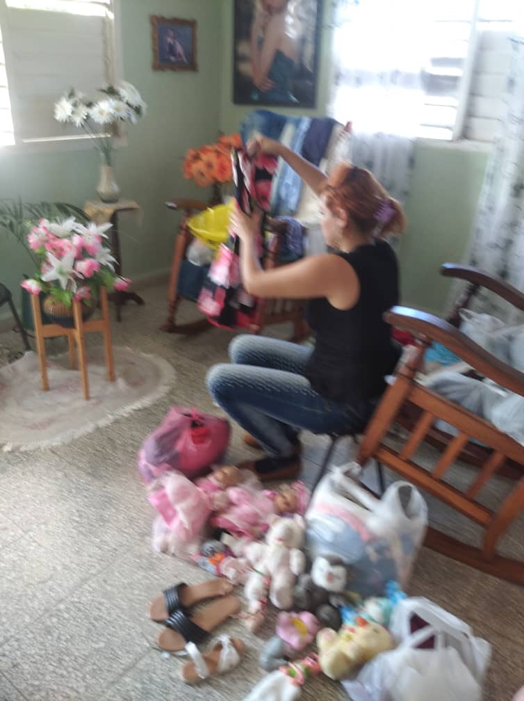 En los 14 municipios de #Holguin se respira un alto sentido de solidaridad, no quiere quedarse una familia sin aliviar el espíritu de los guantanameros. #MujeresEnRevolución