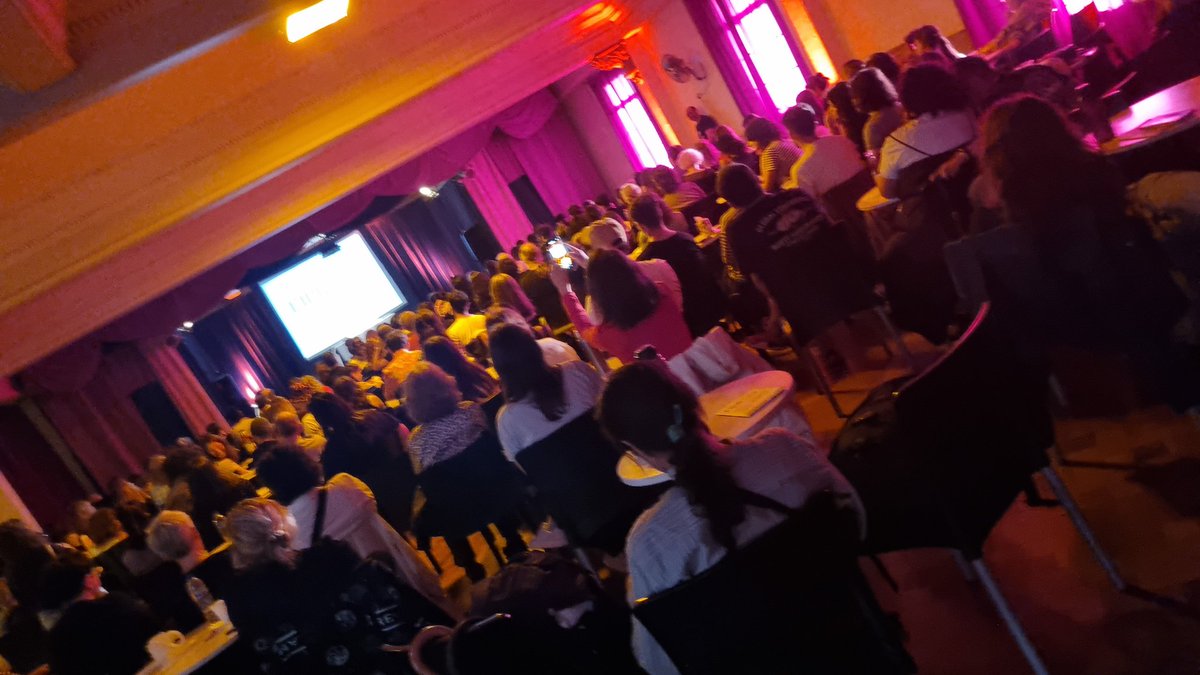 ¿Cuanta gente puede ir hoy en día a un festival de poesía?

El Festival de Poesía...