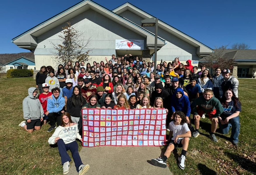 WataugaSchools's tweet photo. We’ve said it before and we will always say it- Our schools are amazing! The love and care they have for each other and the support they show is truly outstanding.
Thank you @HardinPark_WCS for sending @ValleCrucisSch some love today! 🍪❤️
#WeAreProud https://t.co/pDjyQ8mp49