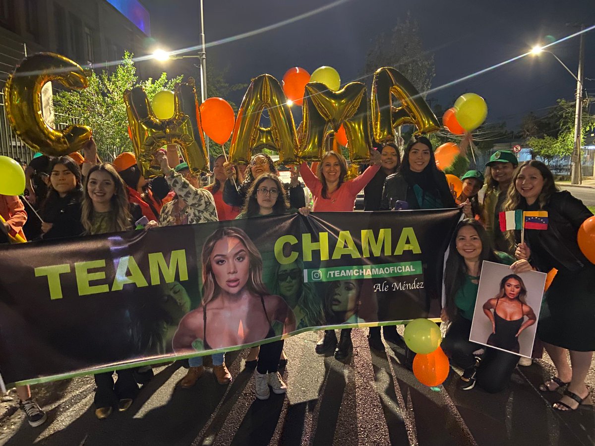 1980Maryuri's tweet photo. Team chama presente recibiendo a la reí a de la noche
@XandraMendez
#GranHermanoCHV 
#GranHermano 
#GranHermanochile https://t.co/TF2z5slrLA