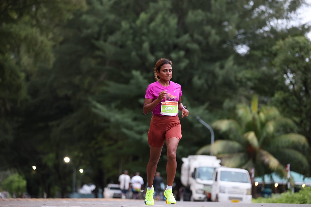 Dhiraagu's tweet photo. Determined #DMRR2024 runners are going strong! 💪🏽
#DhiraaguMaldivesRoadRace #LargestRunintheMaldives
#HelpProtectChildren https://t.co/Htrcm9IFPN