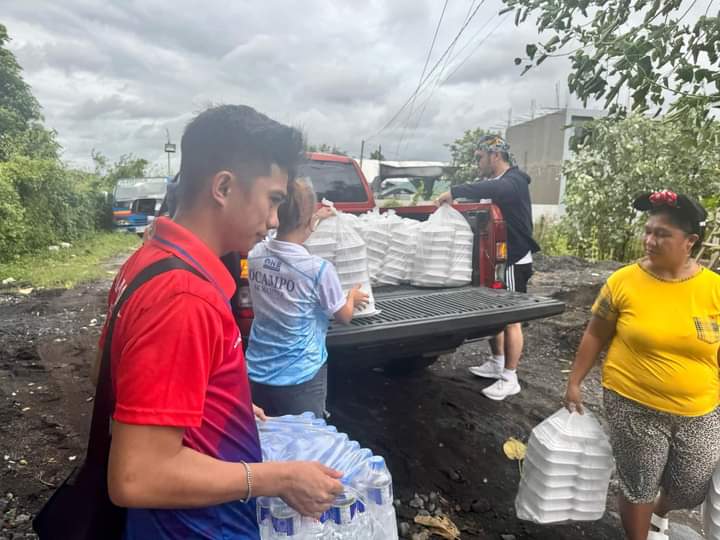 inquirerdotnet's tweet photo. LOOK: Angat Buhay volunteers continue their relief efforts, delivering over 800 packed meals to residents of Albay who were affected by the severe tropical storm Kristine. | 📷 : Angat Buhay/Facebook via Alliah Jalimao, https://t.co/E0yNJSWXKw trainee

•⁠  ⁠Follow live updates for #KristinePH: https://t.co/4IR6vkEkC3
