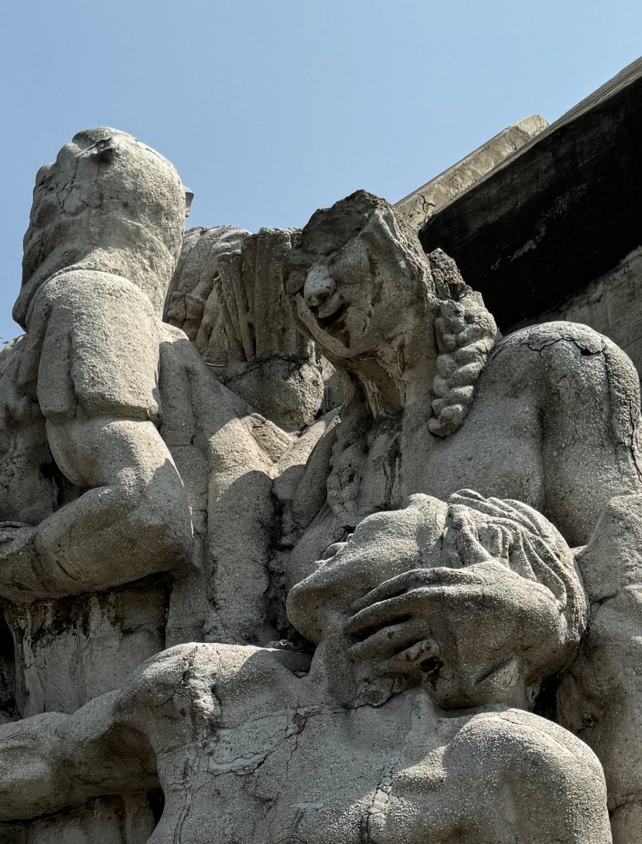 Cuauhtemoc_1521's tweet photo. Uno de los dos conjuntos escultóricos realizados por Luis Lelo de Larrea. Este lleva el nombre de “Defensa de Tenochtitlan”, y nos habla de como Cuauhtemoc resistió al sitio indohispano hasta las últimas consecuencias. Finalmente fue capturado el 13 de agosto de 1521. Hago un acercamiento a uno de los muchos daños que presenta este conjunto escultórico…