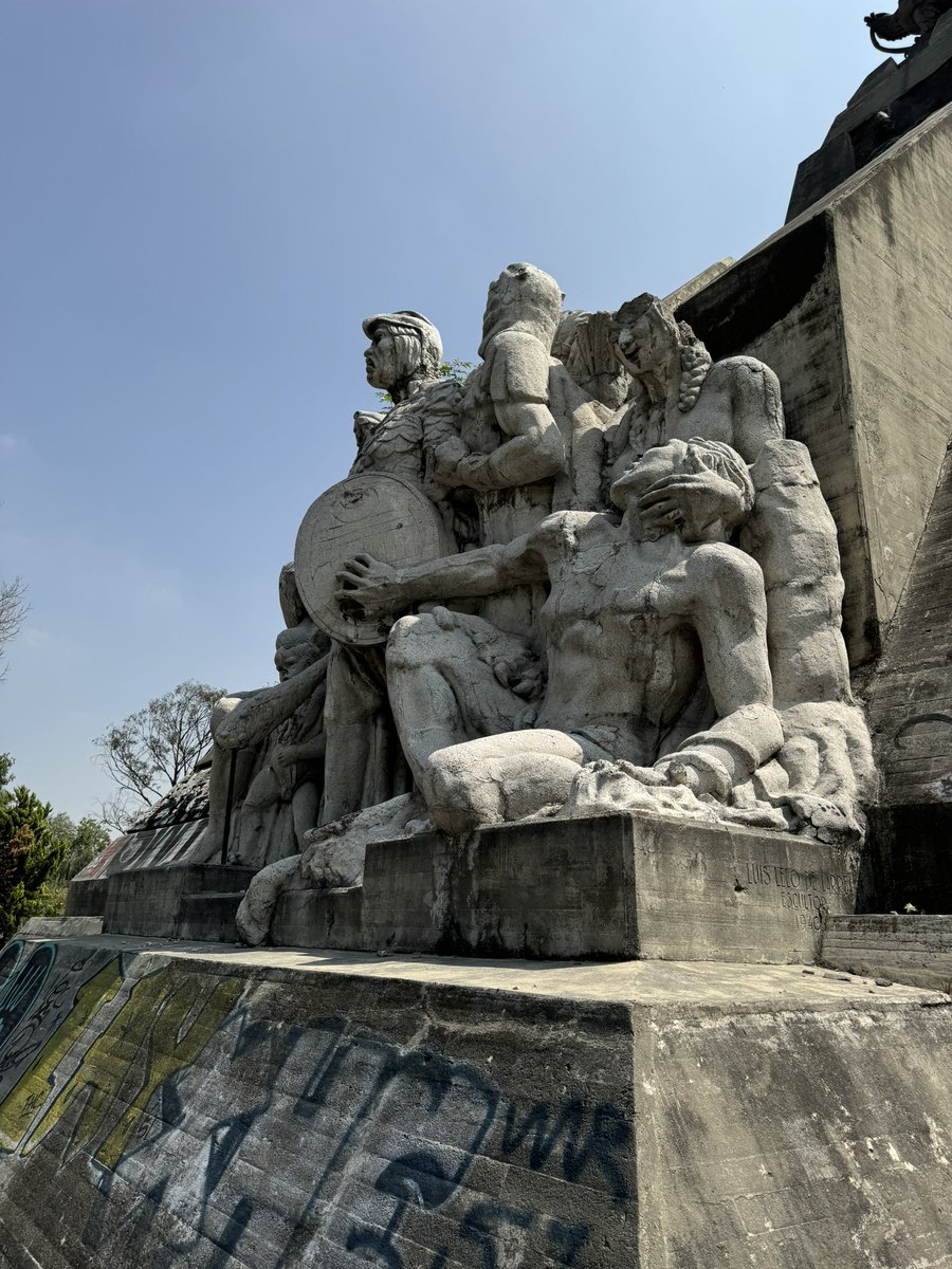 Cuauhtemoc_1521's tweet photo. Uno de los dos conjuntos escultóricos realizados por Luis Lelo de Larrea. Este lleva el nombre de “Defensa de Tenochtitlan”, y nos habla de como Cuauhtemoc resistió al sitio indohispano hasta las últimas consecuencias. Finalmente fue capturado el 13 de agosto de 1521. Hago un acercamiento a uno de los muchos daños que presenta este conjunto escultórico…