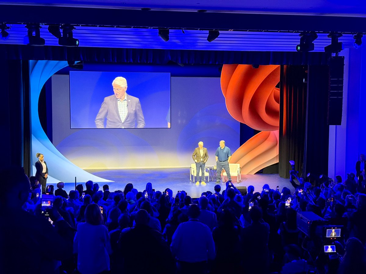 yanabana's tweet photo. Standing ovation for @BillClinton at #MastersofScaleSummit https://t.co/VSZLQlohyX