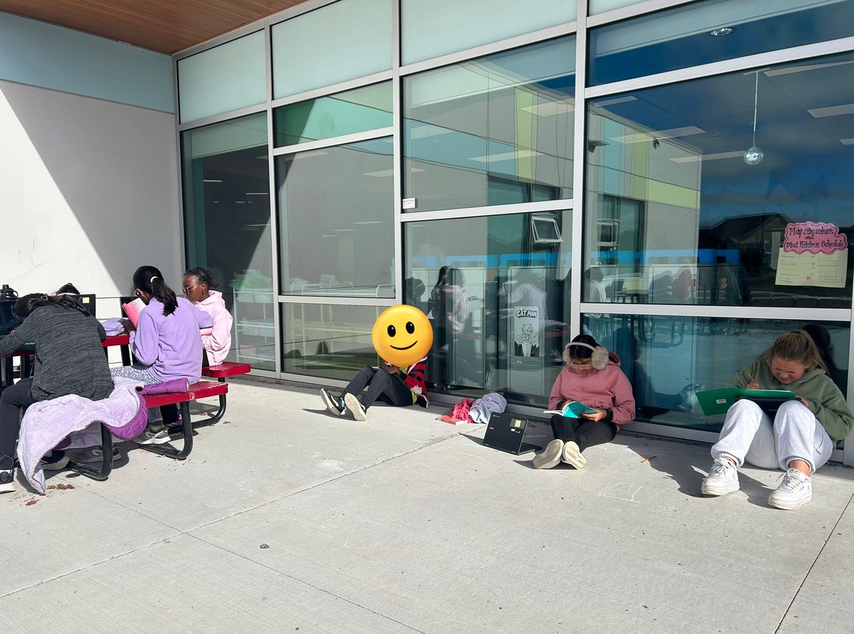 AmandaLloydEdu's tweet photo. We took our Literacy Centres outside today for #TakeMeOutsideWeek ☀️ @BernadetteOCSB https://t.co/IJ5QY8NRmg