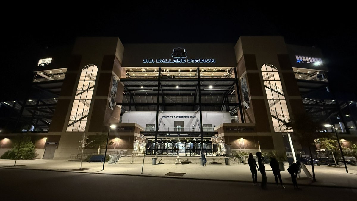 cfbcampustour's tweet photo. S.B. Ballard Stadium from all angles 📸

📍 Norfolk, VA
🏫 @ODUFootball 
🕰️ Opened in 1936 (reconstructed in 2019)
🪑 21,944 seats

#ReignOn 🦁 https://t.co/LOX6nEPY7Y