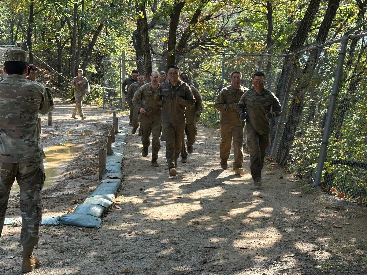 168thMMB's tweet photo. 1SG Bollman and other Powerhouse and U.S. and Republic of Korea senior enlisted leaders continue to sweat during the #MangudaiChallenge at Rodriguez Live Fire Complex, Oct. 23, 2024. @EighthArmyKorea @2INFDIV @ROK_MND https://t.co/1vo0H9Pst8