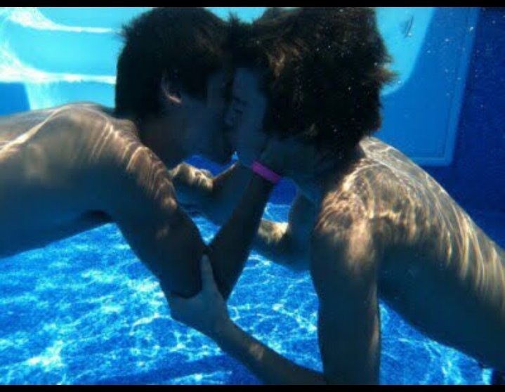 ftdtnttcmy's tweet image. ya que hablamos de Larry a ninguna las ví poner estás fotos