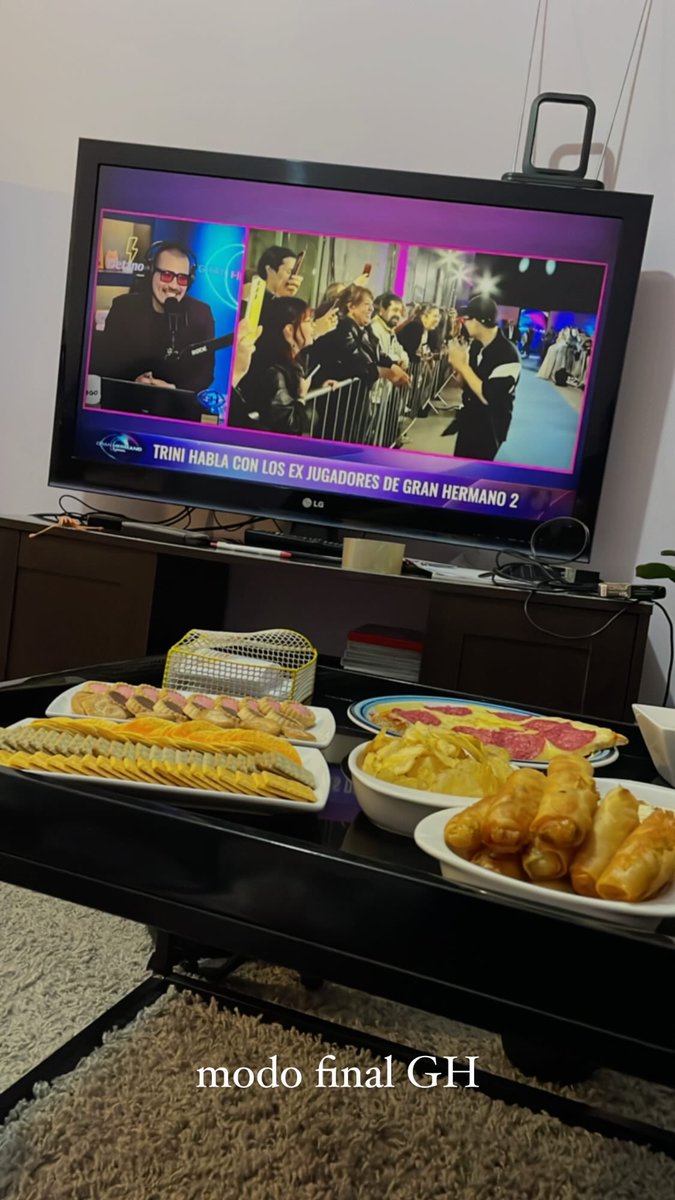 silvana_knj's tweet photo. Pijama real con las amigas viendo la final de Gran Hermano con el tío @ClaudioMichaux  #GranHermanoChile  #GranHermanoCHV https://t.co/tu0f4baDWp