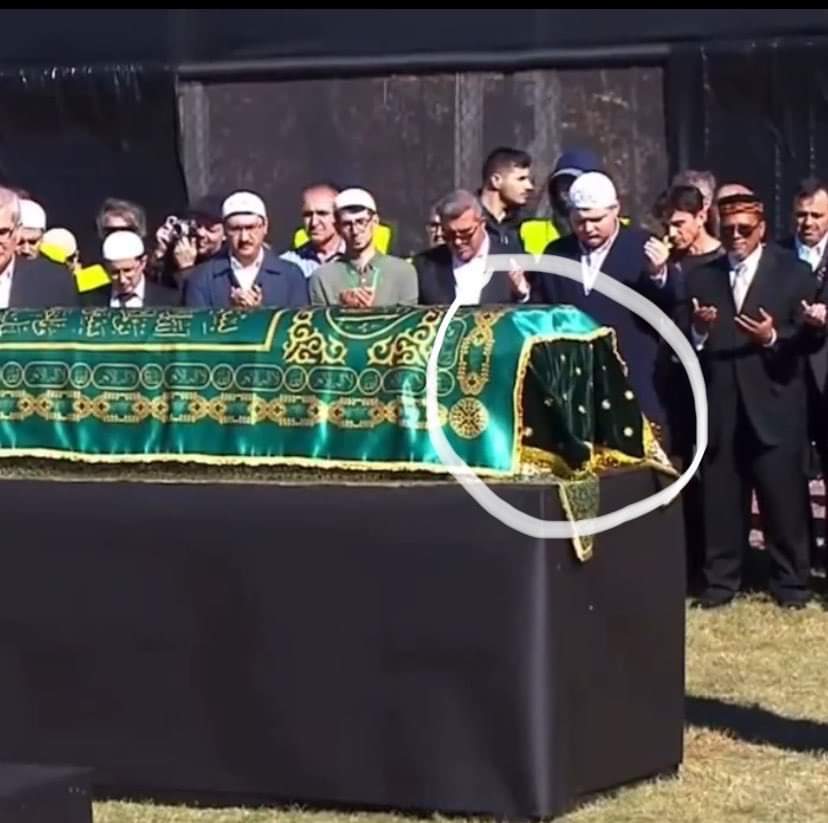 Söylenenler doğruysa Cenaze Namazı Türkce yada Arapca kılınmamış, Allah denmemiş Lord denmiş, Helallik istenmemiş. Söylenenler doğruysa Atatürk yine haklı çıktı.  Kimbilir diğer Cemaatler ve Tarikatler ne durumda.  Dünya kuzu Postuna  bürünmüş Kurtlarla dolmuş