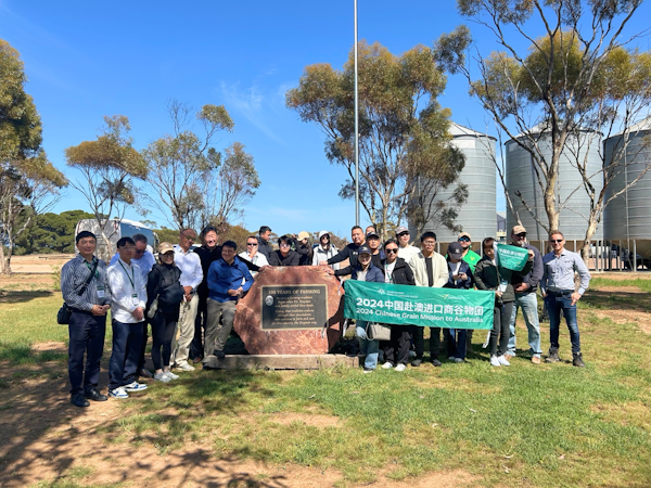 TPortsAus's tweet photo. T-Ports was pleased to host a group of around 30 buyers and end-users at Wallaroo from China who were in South Australia as part of the 2024 Chinese Grain Mission to Australia. We extend our thanks to those involved, including Austrade and Yorke Peninsula grower Wick Dayman. https://t.co/nI8NnzgLdC