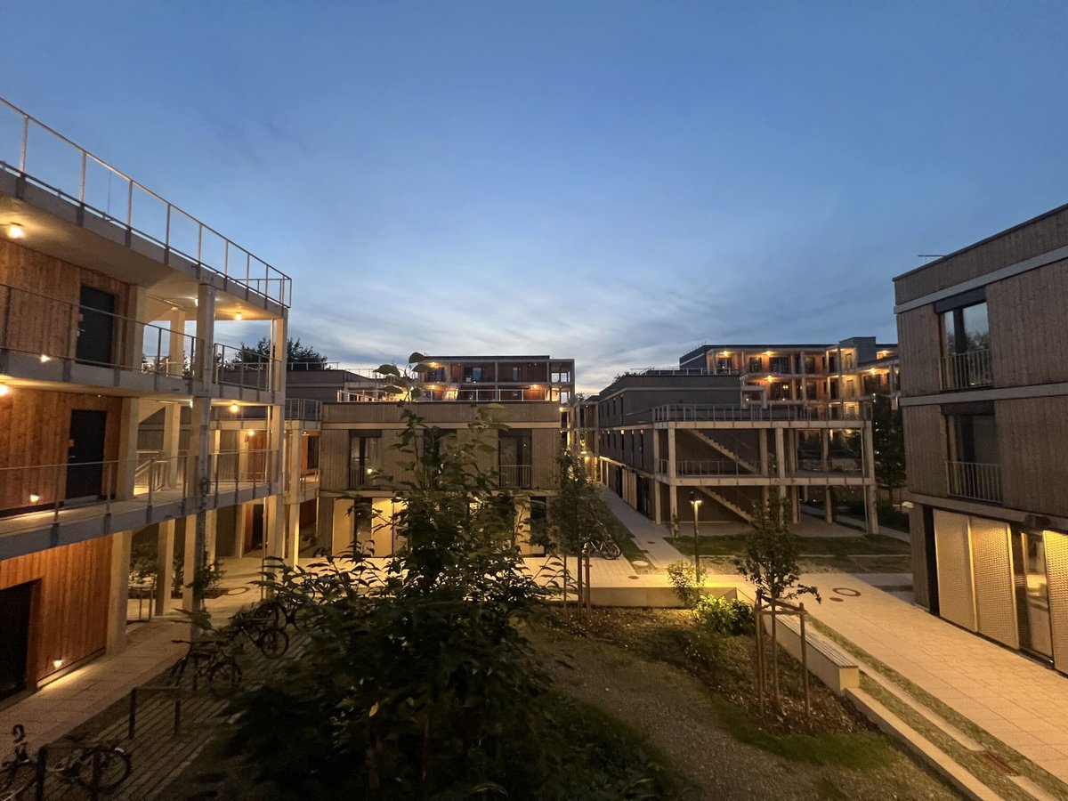 Betongold für Bildungshungrige! 🏢📚 Der Kampf um bezahlbaren Wohnraum wird immer härter. Erfahren Sie mehr über die Herausforderungen! #baukunstart #initiativebaukunst #Wohnraum
baukunst.art/betongold-fuer…