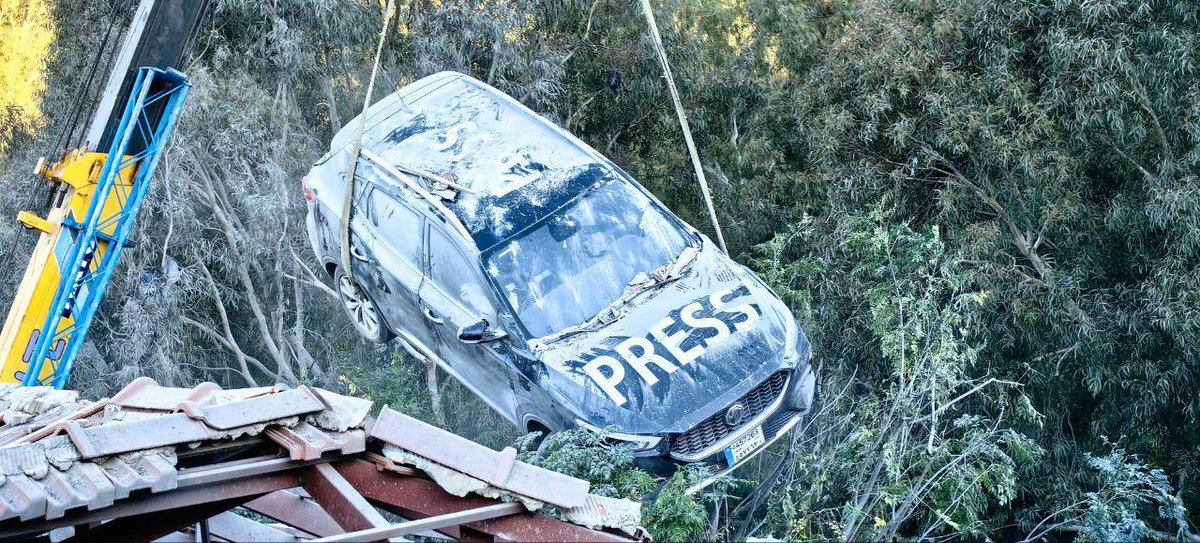 almuariza's tweet photo. 🔴Ataque contra periodistas en el sur de Líbano. Han muerto dos camarógrafos y un técnico. 
Fueron bombardeados en Hasbaya, en la residencia en la que se alojaban y en la que había una veintena de periodistas de distintos medios. 
Los fallecidos trabajaban  en los canales de TV Al-Manar y Al-Mayadeen.