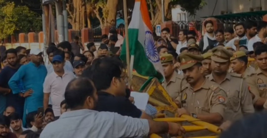 abhishek__nsui's tweet image. दो शिफ्ट एक धोखा है 
बचा लो भविष्य मौका है
दो शिफ्टों में एग्जाम.....नहीं चलेगा नहीं सहेंगे 
#uppcs2024_roaro_oneshift_oneday 
#OneDayOneShiftExam #NoNormalisation
@CMOfficeUP @UPGovt  @RahulGandhi @kashikirai @varunchoudhary2 @Withamit_nsui