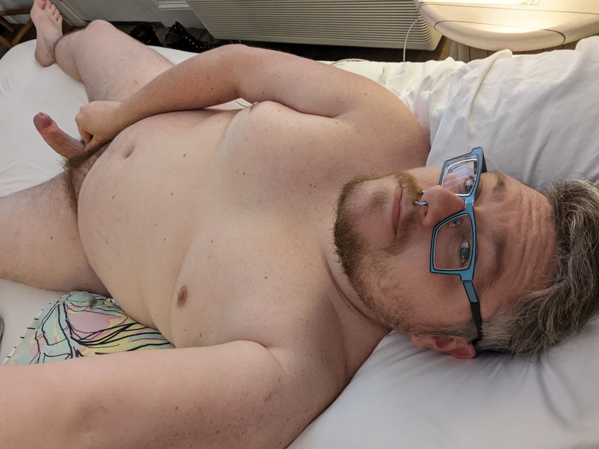 肉厚肉棒を見える。触れたいですか？嗅ぐ？だれに味わりたい？それを埋めたい男性がいますか？　大きなけど、気持ちいも起きいいと思います。