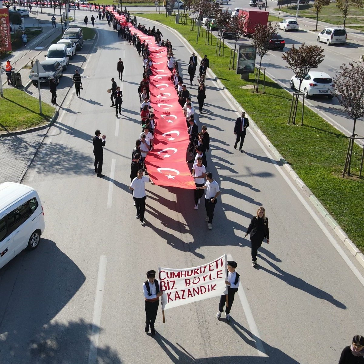 Bursa'da öğrenciler, 500 metrelik bayraklı kortej yapıp teröre lanet, yaşasın Cumhuriyet yürüyüşü gerçekleştirdi.