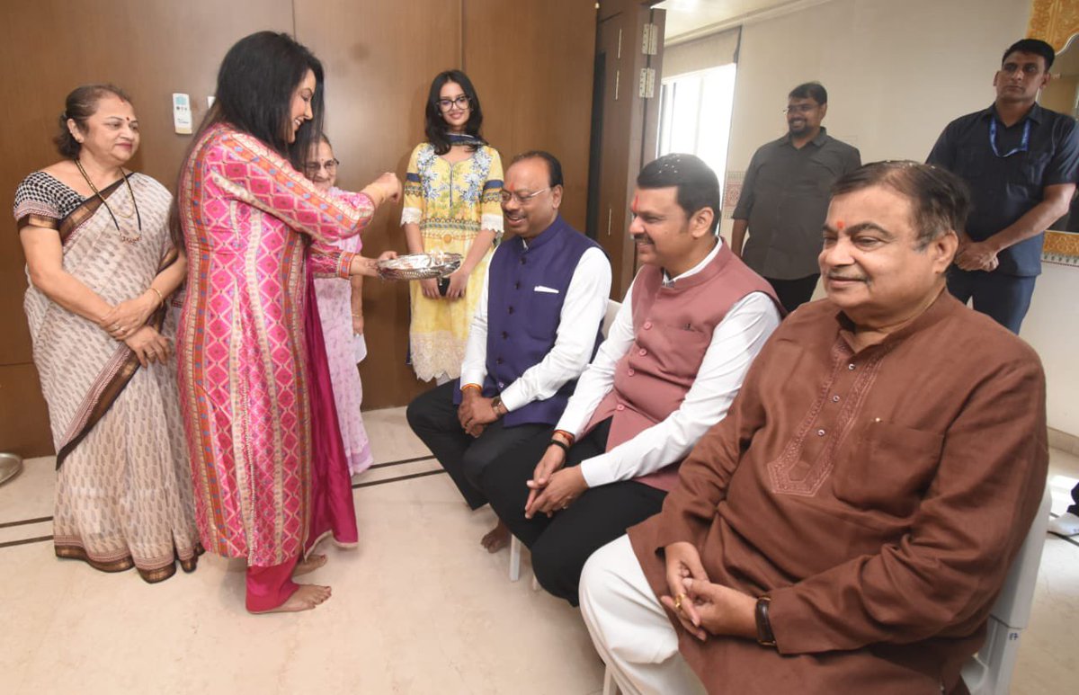nitin_gadkari's tweet photo. 📍नागपूर

विजयी भव!

महाराष्ट्र विधानसभा निवडणुकीसाठी उमेदवारी अर्ज दाखल करण्यापूर्वी भाजप-महायुतीचे उमेदवार श्री @Dev_Fadnavis जी व श्री @cbawankule जी यांचे सौ कांचनने औक्षण केले व शुभेच्छा दिल्या. महाराष्ट्र विधानसभा निवडणुकीत भाजप-महायुतीचा विजय होईल, असा मला विश्वास आहे. https://t.co/6Vulsx3tur